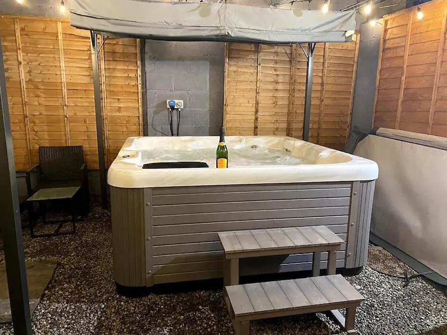 Holiday home Cardiff Coach House With Hot Tub & Log Fire Villa