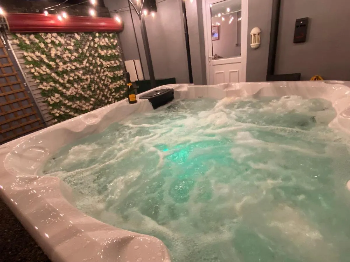 Cardiff Coach House With Hot Tub & Log Fire Villa