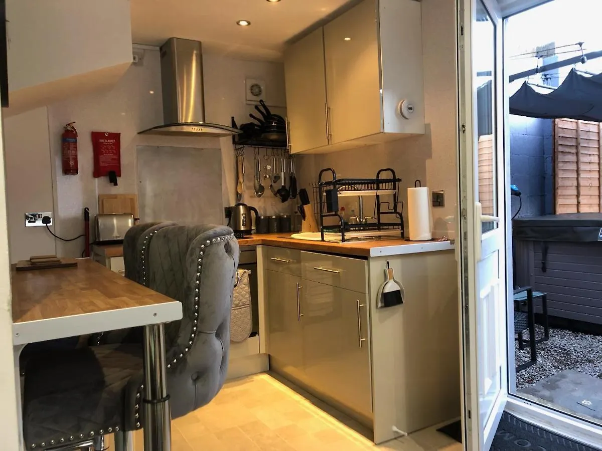 Cardiff Coach House With Hot Tub & Log Fire Villa 0*,